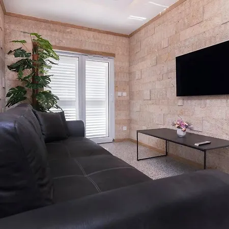 Paradise House アパート