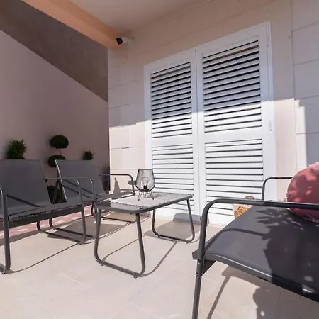 Paradise House アパート